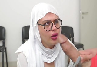 This babe Is Surprised ! Hijab Girl Caught Me Jerking Off In Doctors Lag behind Block Ten Min