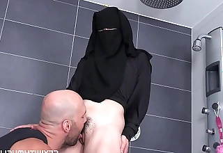 Simmering employee helps valentina ross in niqab