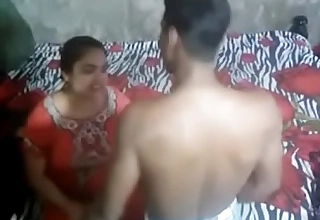 Desi aunty caught by respecting hand camera