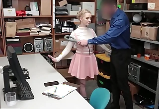 Sexy shoplifter drilled by pissed officer