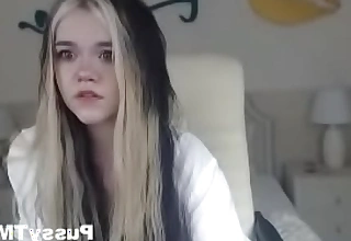 Young teenager 18yo is new on webcam