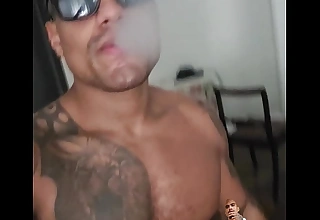 Marcelo pauzao fumando um marcellopauzao XXX video