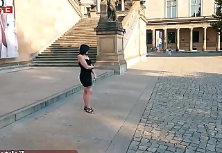 Deutsches normales natürliches Mädchen von nebenan macht echtes blind date treffen auf der Straße