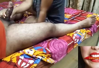 मुस्लिम लड़की मुस्लिम लड़के का लुंड सहला रही है, पूरा मुँह में भर लेती है