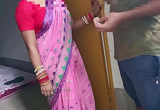 पानी का कैंपर वाले लड़ने ने मुझे कॉलोनी की सीढ़ियों पर चोदा