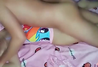 Hijastra! Mi padrastro se corre dentro de mi en la noche
