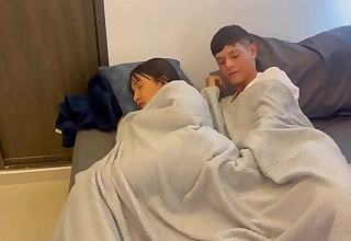 Le pido a mi madrastra MILF que compartamos cama como pretexto para follarmela duro y echarle mi leche encima.