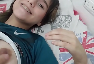 Encuentro a mi hermanastra con mi ropa puesta y se freeze quito hasta terminar follandomela - Historia completa